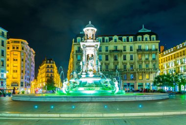 Place des Jacobins Lyon, Frangı üzerinde güzel bir mermer çeşme gece görünümü