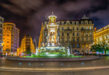 Place des Jacobins Lyon, Frangı üzerinde güzel bir mermer çeşme gece görünümü