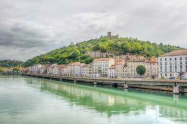 Frangı Vienne kente bakan ortaçağ kalesi kalıntıları ediyor