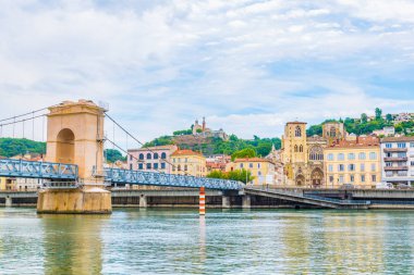 Vienne katedralde bir yaya köprüsü üzerinde nehir Rhône, Frangı görüntülendi.