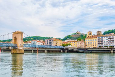 Vienne katedralde bir yaya köprüsü üzerinde nehir Rhône, Frangı görüntülendi.