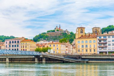 Vienne katedralde bir yaya köprüsü üzerinde nehir Rhône, Frangı görüntülendi.