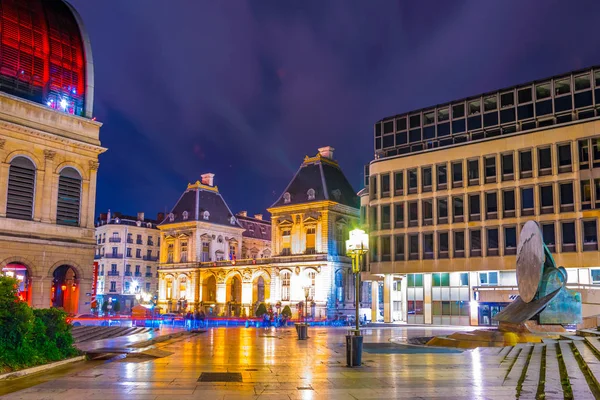 国家歌剧和市政厅的夜景在里昂 — 图库照片