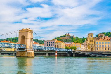 Vienne katedralde bir yaya köprüsü üzerinde nehir Rhône, Frangı görüntülendi.