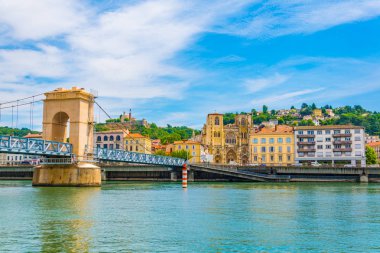 Vienne katedralde bir yaya köprüsü üzerinde nehir Rhône, Frangı görüntülendi.