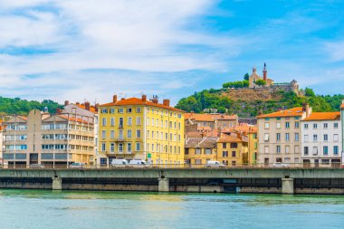 Frangı Vienne kente bakan ortaçağ kalesi kalıntıları ediyor