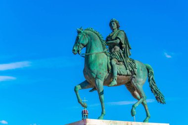 Louis XIV Place Bellecour Lyon, Frangı üzerinde heykeli