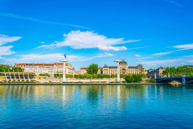 Lyon, Frangı Rhone Nehri'nin Riverside'da ortak yüzme havuzu üzerinde dev bayrak direkleri