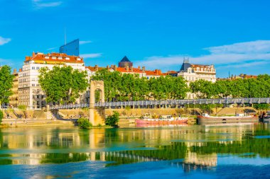 Lyon 'daki Colege Köprüsü' nden geçenler, Franc