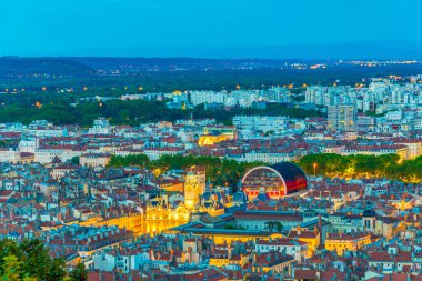 Ulusal opera ve Belediye Binası, Frangı hakim Lyon gece havadan görünümü