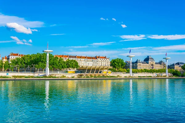 Lyon, Frangı Rhone Nehri'nin Riverside'da ortak yüzme havuzu üzerinde dev bayrak direkleri