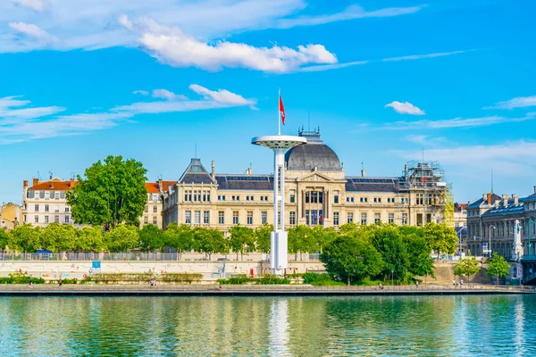 Lyon, Frangı Rhone Nehri'nin Riverside'da ortak yüzme havuzu üzerinde dev bayrak direkleri