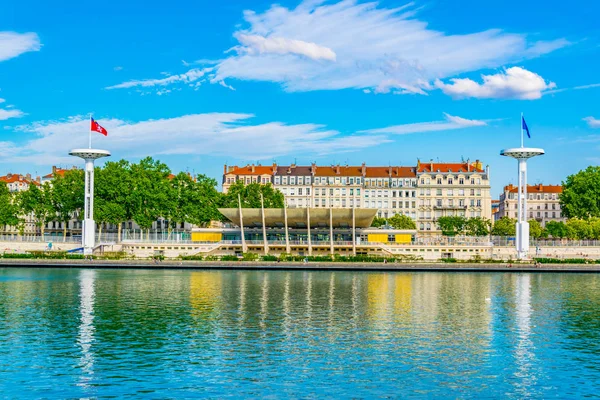 Riesen Fahnenmasten Über Einem Öffentlichen Schwimmbad Ufer Der Rhone Lyon — Stockfoto