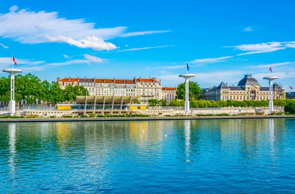 Lyon, Frangı Rhone Nehri'nin Riverside'da ortak yüzme havuzu üzerinde dev bayrak direkleri