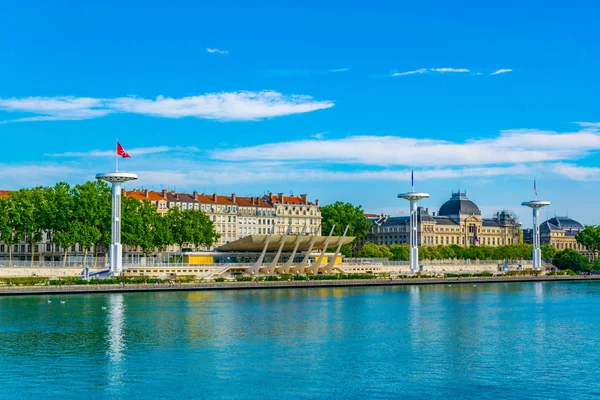Lyon, Frangı Rhone Nehri'nin Riverside'da ortak yüzme havuzu üzerinde dev bayrak direkleri