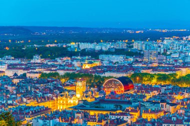 Ulusal opera ve Belediye Binası, Frangı hakim Lyon gece havadan görünümü