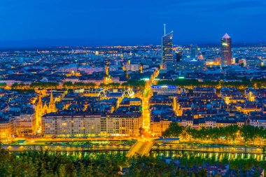 Lyon Part Dieu Ticaret Merkezi Frangı hakim gece havadan görünümü