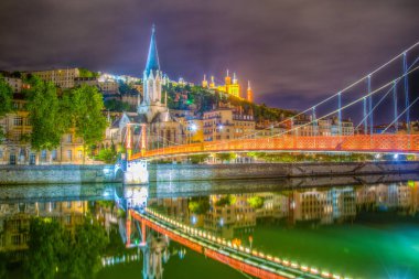 Işıklı basilique de Notre-dame de Fourivere ve Saint Georges Kilisesi Lyon, Frangı gece görünümü