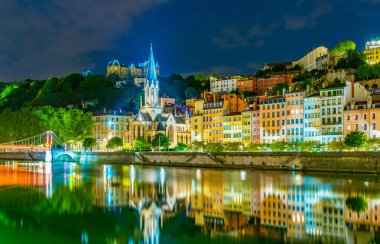 Lyon, Frangı ışıklı Saint Georges Kilisesi gece görünümü