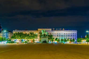 Place Bellecour Lyon, Frangı Louis XIV heykelinin gece görünümü