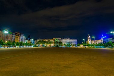 Place Bellecour Lyon, Frangı Louis XIV heykelinin gece görünümü