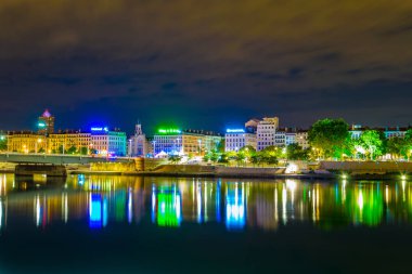 Lyon, Frangı Rhone Nehri'nin ışıklı riverside gece görünümü