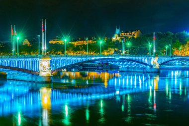 Lyon, Frangı Rhone Nehri'nin ışıklı riverside gece görünümü