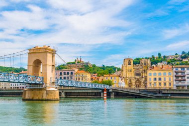 Vienne katedralde bir yaya köprüsü üzerinde nehir Rhône, Frangı görüntülendi.