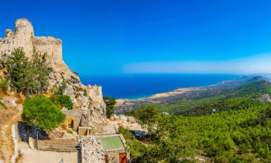 Kuzey Cypru Kantara kalesi kalıntıları ediyor