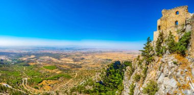 Kuzey Cypru Kantara kalesi kalıntıları ediyor