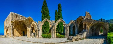 Kuzey Cypru Beylerbeyi Köyü'nde Bellapais Manastırı