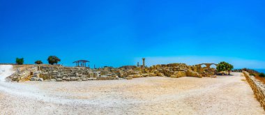 Cypru üzerinde Antik Kourion agora yıkıntıları