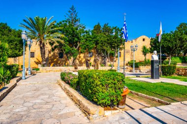 Bir Yunan ailesi ve Loukas Louka heykeli önünde Agia Napa Manastırı Cypru üzerinde yer alan