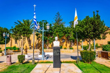 Bir Yunan ailesi ve Loukas Louka heykeli önünde Agia Napa Manastırı Cypru üzerinde yer alan