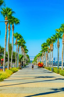 İnsanlar Molos gezinti yerinde Limassol, Cypru üzerinde geziniyor
