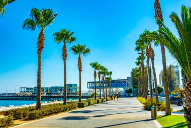 İnsanlar Molos gezinti yerinde Limassol, Cypru üzerinde geziniyor