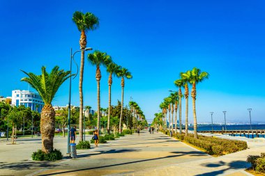 İnsanlar Molos gezinti yerinde Limassol, Cypru üzerinde geziniyor