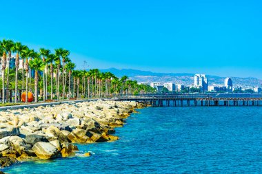 İnsanlar Molos gezinti yerinde Limassol, Cypru üzerinde geziniyor