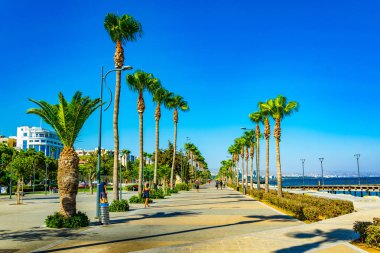İnsanlar Molos gezinti yerinde Limassol, Cypru üzerinde geziniyor
