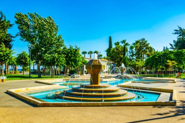İnsanlar Molos gezinti yerinde Limassol, Cypru üzerinde geziniyor