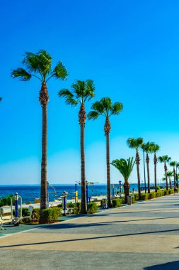 İnsanlar Molos gezinti yerinde Limassol, Cypru üzerinde geziniyor