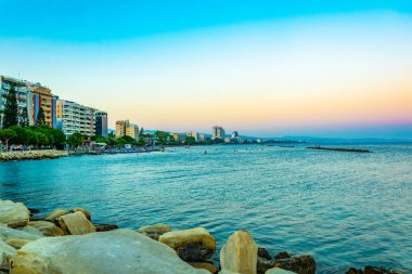 Cityscape Limasol gün batımı görünümü üzerinde Cypru