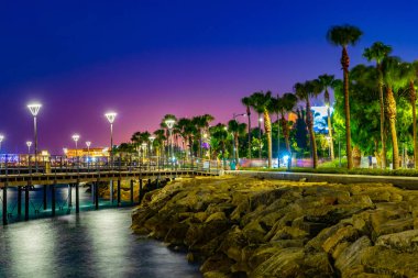 İnsan gece görünümü geziniyor Molos gezinti yerinde Limassol, Cypru üzerinde