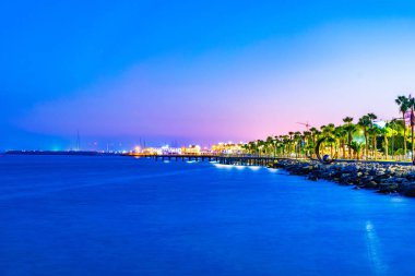 Molos gece görüş gezi Akdeniz'de Limassol, Cypru önde gelen birkaç iskeleleri ile