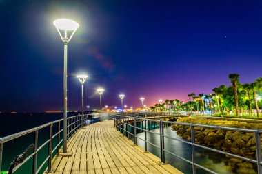 Molos gece görüş gezi Akdeniz'de Limassol, Cypru önde gelen birkaç iskeleleri ile