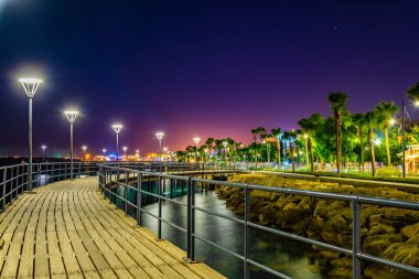 Molos gece görüş gezi Akdeniz'de Limassol, Cypru önde gelen birkaç iskeleleri ile