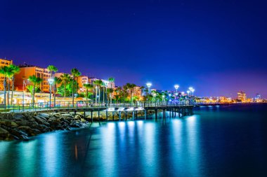 Molos gece görüş gezi Akdeniz'de Limassol, Cypru önde gelen birkaç iskeleleri ile
