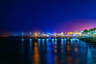 Molos gece görüş gezi Akdeniz'de Limassol, Cypru önde gelen birkaç iskeleleri ile