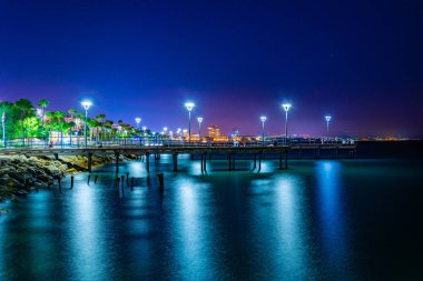 Molos gece görüş gezi Akdeniz'de Limassol, Cypru önde gelen birkaç iskeleleri ile