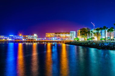 Molos gece görüş gezi Akdeniz'de Limassol, Cypru önde gelen birkaç iskeleleri ile